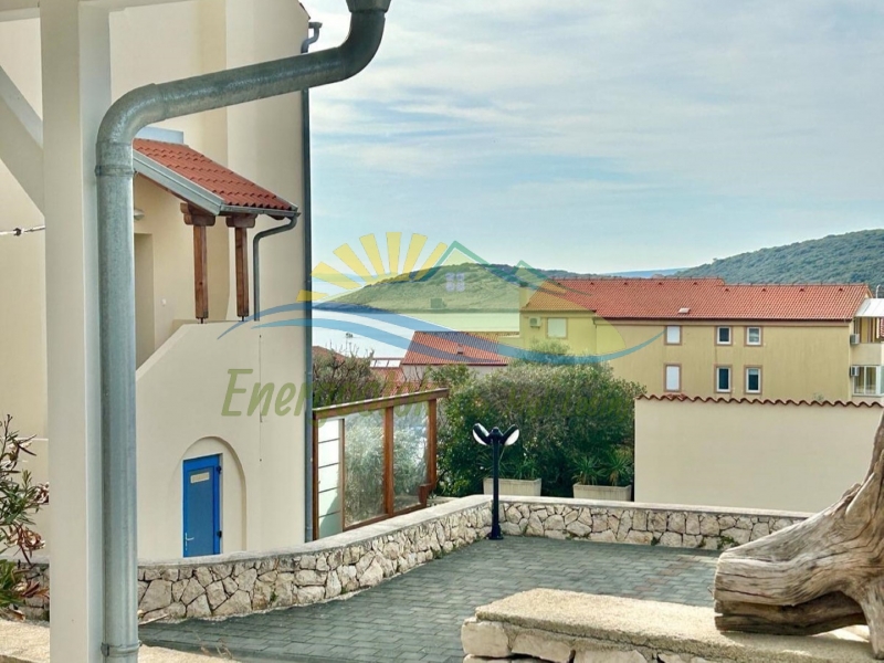 Pogled na more (dvorište) Pogled na more (dvorište)